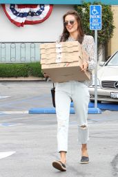 Alessandra Ambrosio Picking up Some Pizza in Pacific Palisades, June 2015