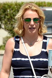 Britney Spears - Leaving the Corner Bakery Cafe in Calabasas, May 2015