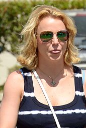 Britney Spears - Leaving the Corner Bakery Cafe in Calabasas, May 2015