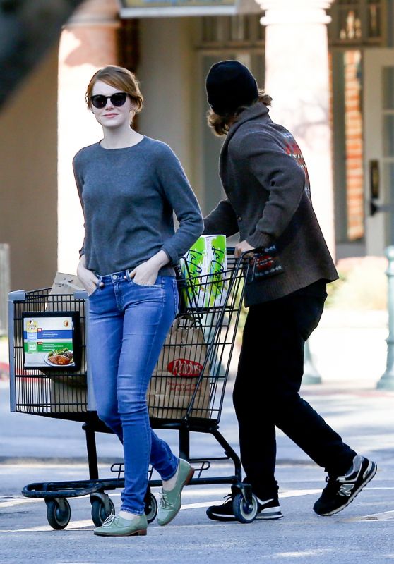 Emma Stone - Grocery Shopping at Ralphs in Malibu, June 2015