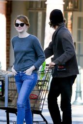 Emma Stone - Grocery Shopping at Ralphs in Malibu, June 2015
