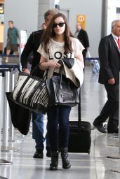 Hailee Steinfeld at Pearson Airport in Toronto, June 2015