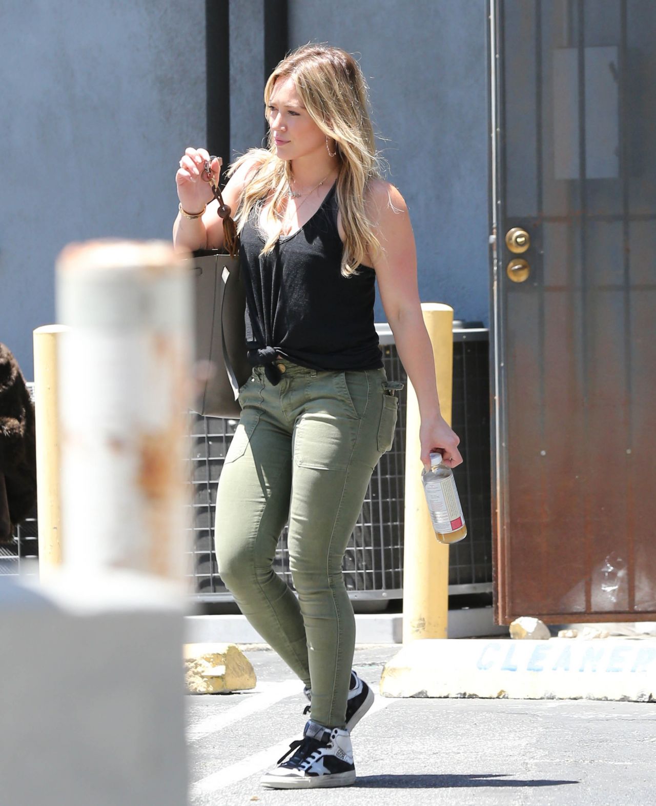 hilary-duff-street-style-heading-to-a-dance-studio-in-hollywood-june-215_7.