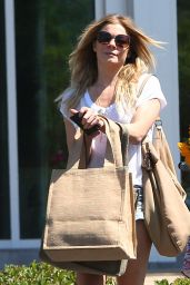LeAnn Rimes Casual Style - Grocery Shopping in Calabasas, June 2015