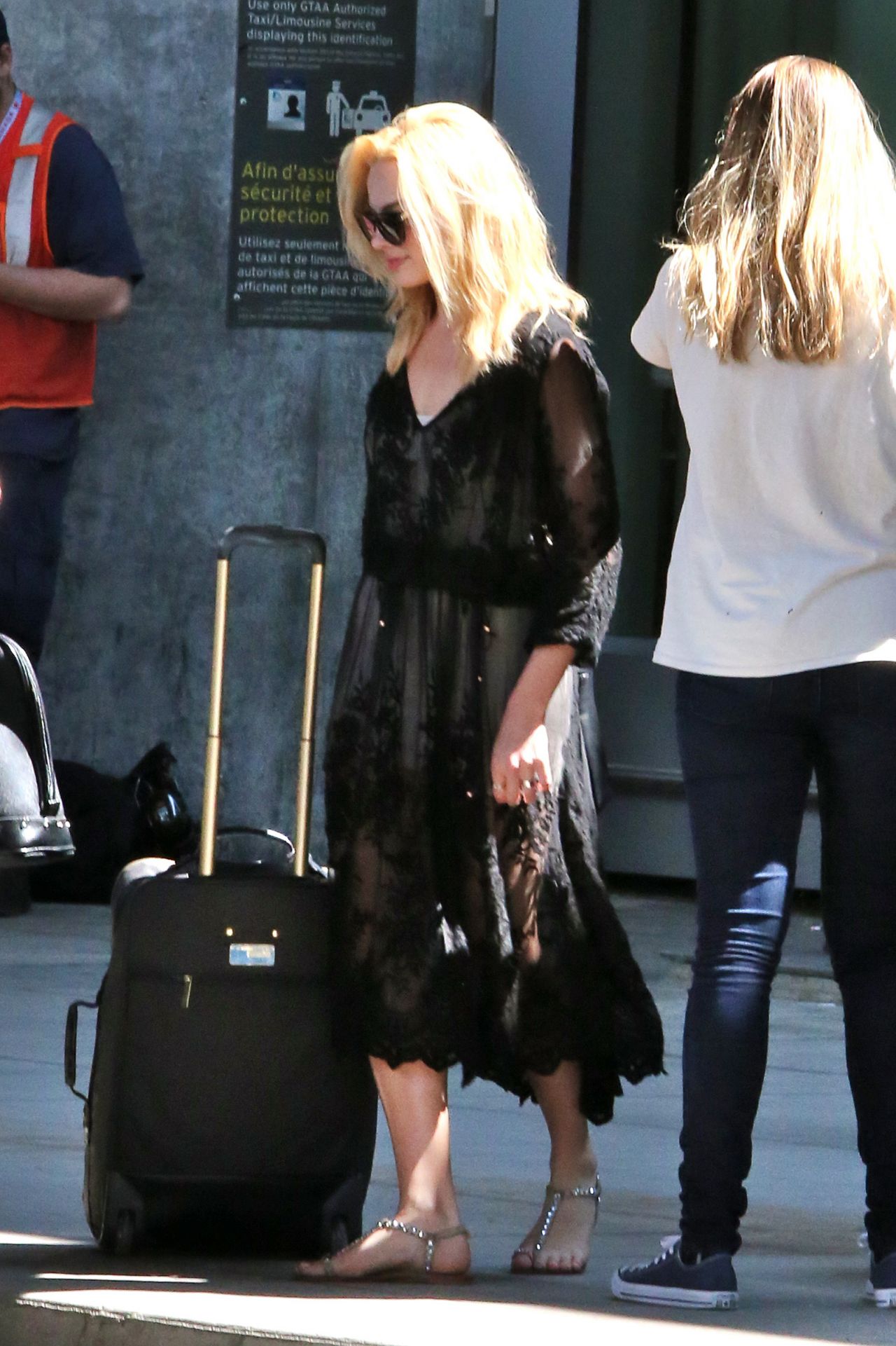 Margot Robbie Airport Style - at Pearson International Airport in ...