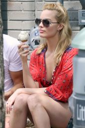 Margot Robbie Shows Her Ice Cream Licking Technique - Toronto, June 2015