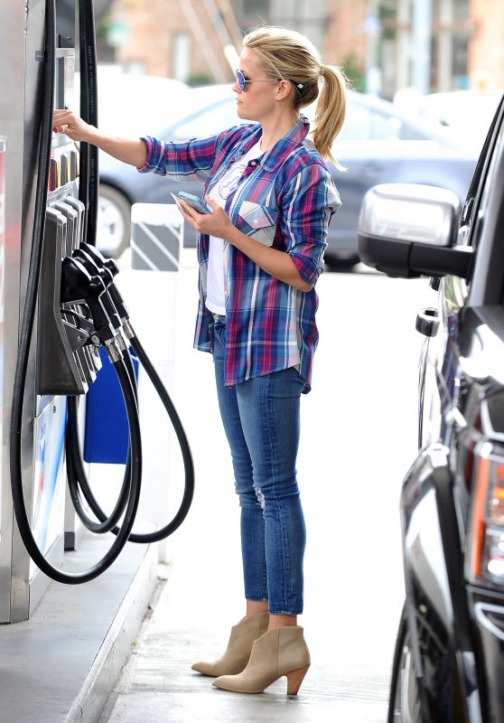 Reese Witherspoon Stops for Gas in Brentwood, June 2015