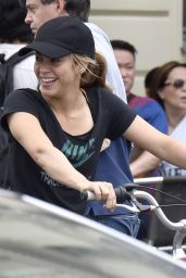 Shakira On Bicyle in Berlin, June 2015
