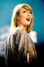 Taylor Swift - 1989 World Tour Concert in Manchester