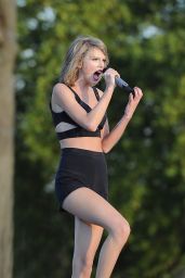 Taylor Swift Performing at 1989 World Tour Concert in London