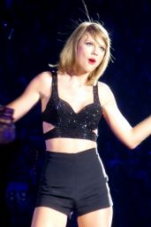 Taylor Swift Performs at 1989 World Tour Concert in Detroit - May 2015