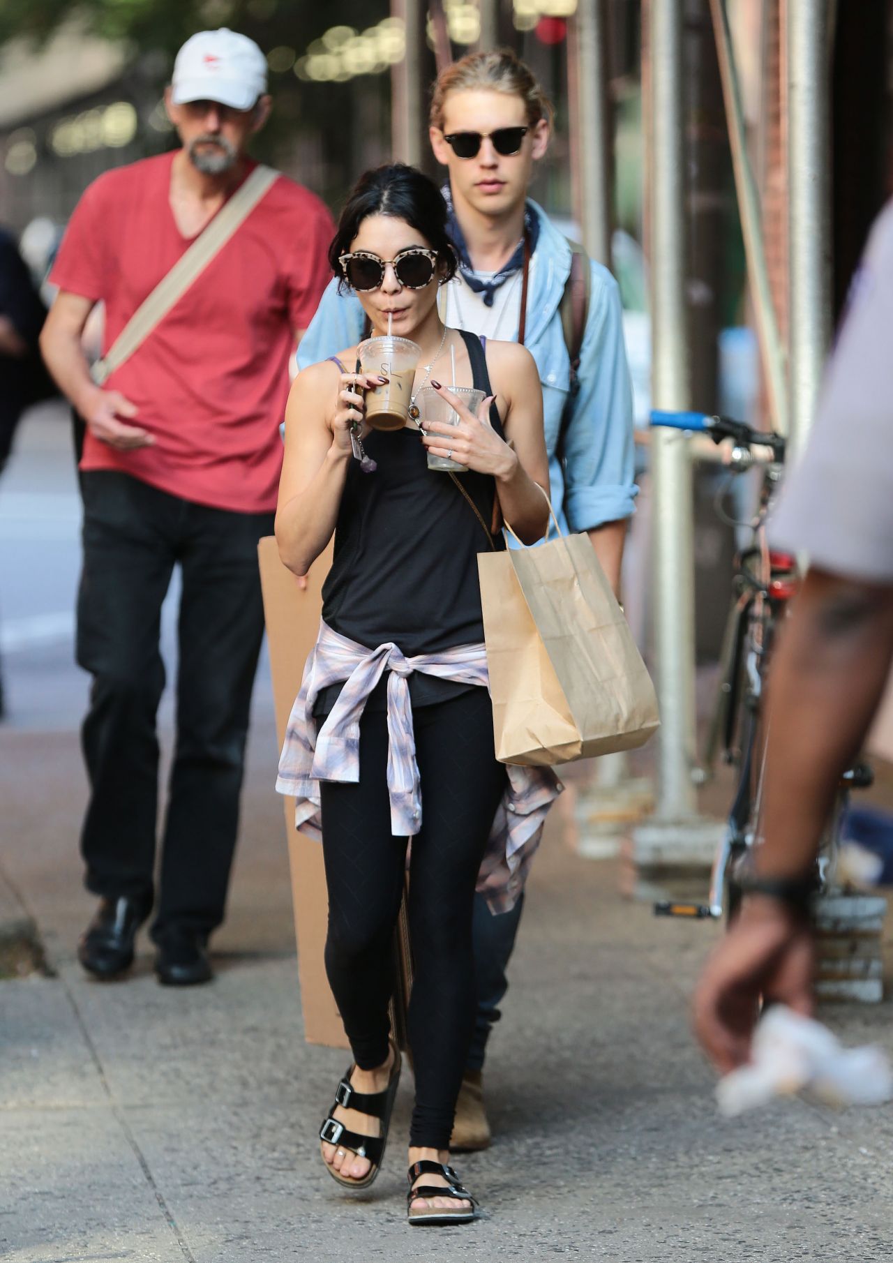 Celebrity Street Style : Vanessa Hudgens wearing Louis Vui…