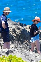 Anna Kendrick Vacationing in Oahu, Hawaii, July 2015