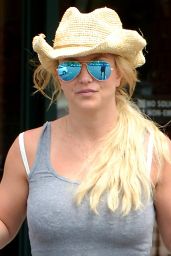 Britney Spears - Grabbing a Coffee at Corner Bakery Cafe in Thousand Oaks - July 2015