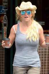 Britney Spears - Grabbing a Coffee at Corner Bakery Cafe in Thousand Oaks - July 2015