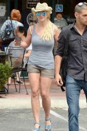 Britney Spears - Grabbing a Coffee at Corner Bakery Cafe in Thousand Oaks - July 2015