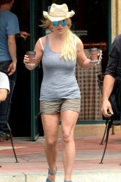 Britney Spears - Grabbing a Coffee at Corner Bakery Cafe in Thousand Oaks - July 2015