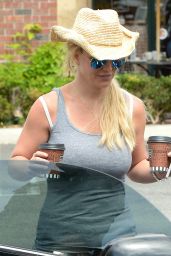 Britney Spears - Grabbing a Coffee at Corner Bakery Cafe in Thousand Oaks - July 2015