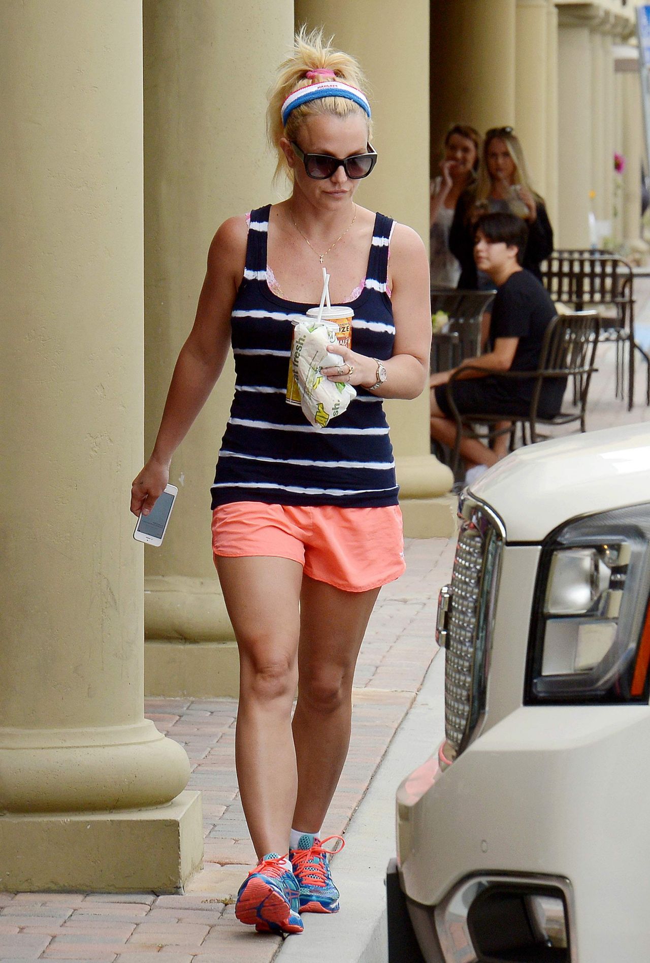 https://celebmafia.com/wp-content/uploads/2015/07/britney-spears-out-about-in-thousand-oaks-july-2015_5.jpg