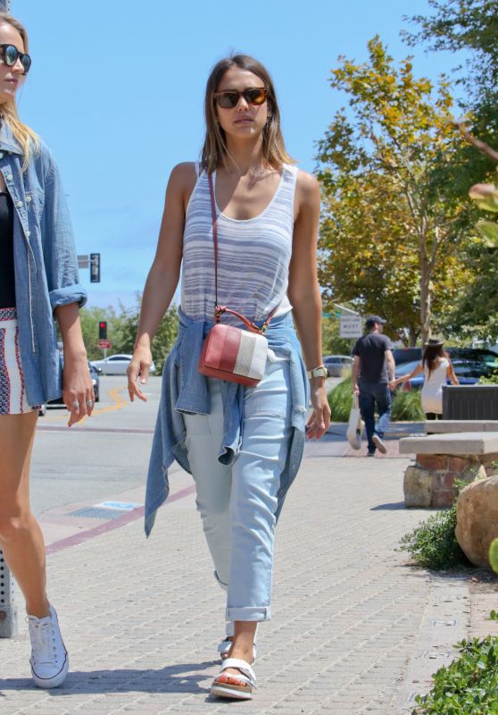 Jessica Alba - Shopping With Friends in Malibu, July 2015