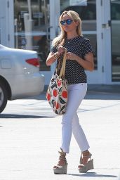 Reese Witherspoon Casual Style - at the Brentwood Country Mart, July 2015