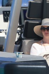 Anne Hathaway Enjoying a Vacation in Ibiza, August 2015