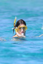 Anne Hathaway Enjoying a Vacation in Ibiza, August 2015