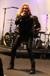 Debby Ryan - Performing at the Orange County Fair in Cosa Mesa, August 2015