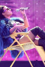 Demi Lovato Performs at 2015 MTV Video Music Awards