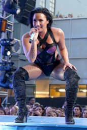 Demi Lovato Performs at 2015 MTV Video Music Awards