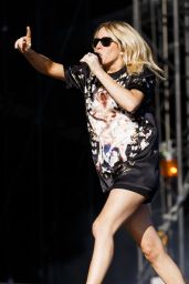 Ellie Goulding - V Festival at Hylands Park in Chelmsford, August 2015