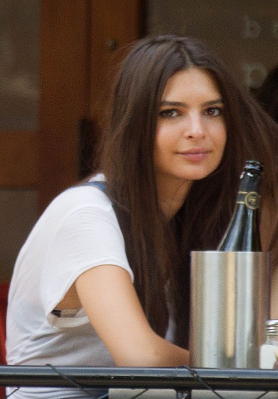 Emily Ratajkowski Having a Lunch at Bar Pitti in New York City, August 2015