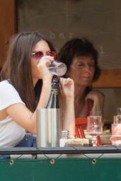 Emily Ratajkowski Having a Lunch at Bar Pitti in New York City, August 2015