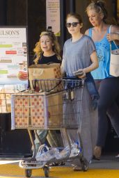 Emma Stone Grocery Shopping in Pacific Palisades, August 2015