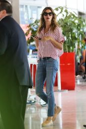 Gisele Bundchen - Seen Stopping by the International Clinic of Parc Moncea in Paris