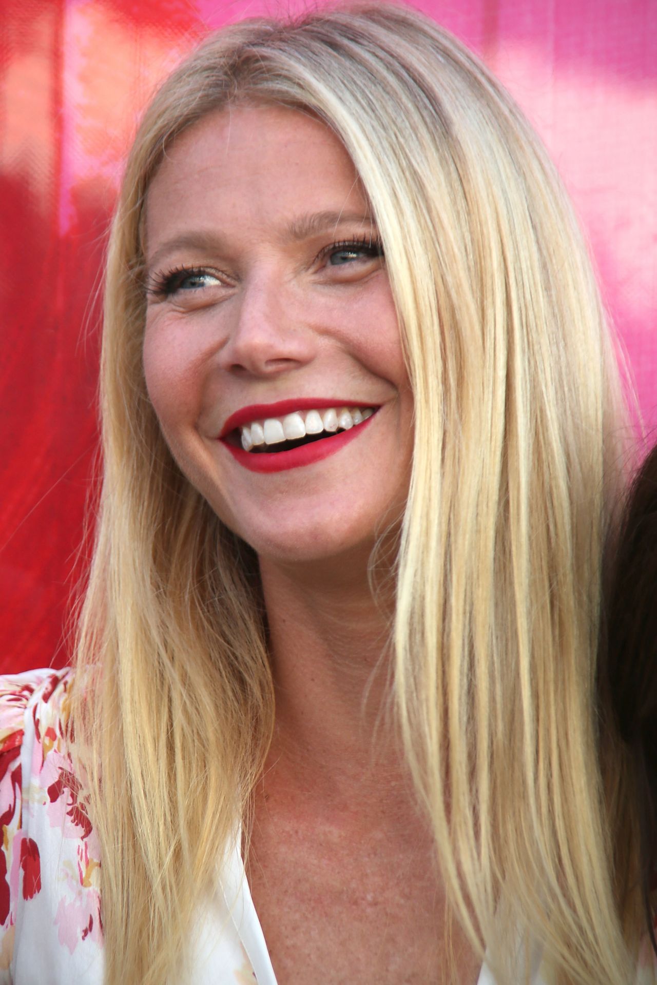 Gwyneth Paltrow Summer Style - Pink-Sunset Cocktail Party in ...