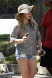 Hilary Duff - Shopping at the Farmers Market in Studio City, August 2015