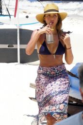 Jessica Alba Wearing a Bikini at a Beach in Cancun, August 2015