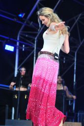 Joss Stone - Performing at CarFest North in Cheshire, August 2015