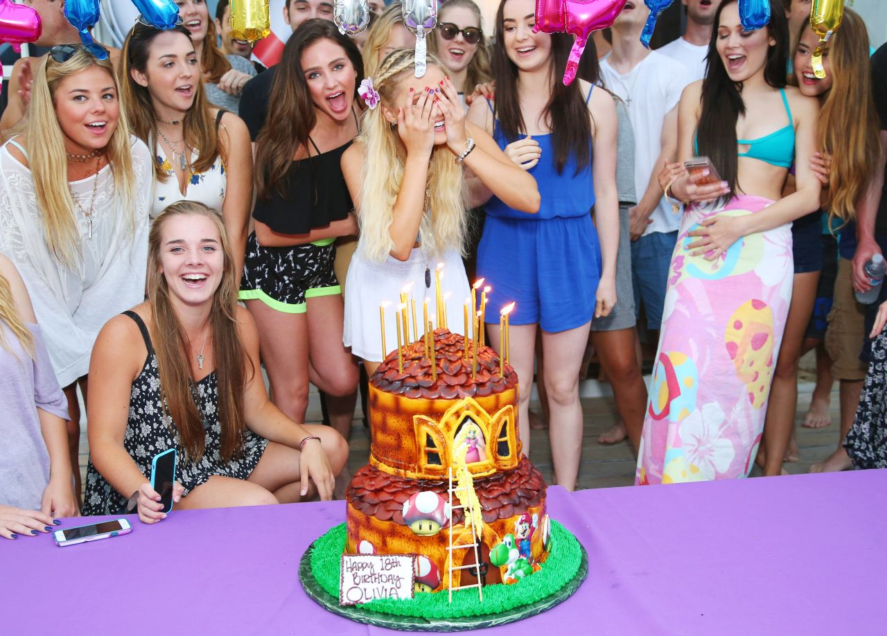 olivia-holt-18th-birthday-party-hosted-by-nintendo-in-malibu_34.