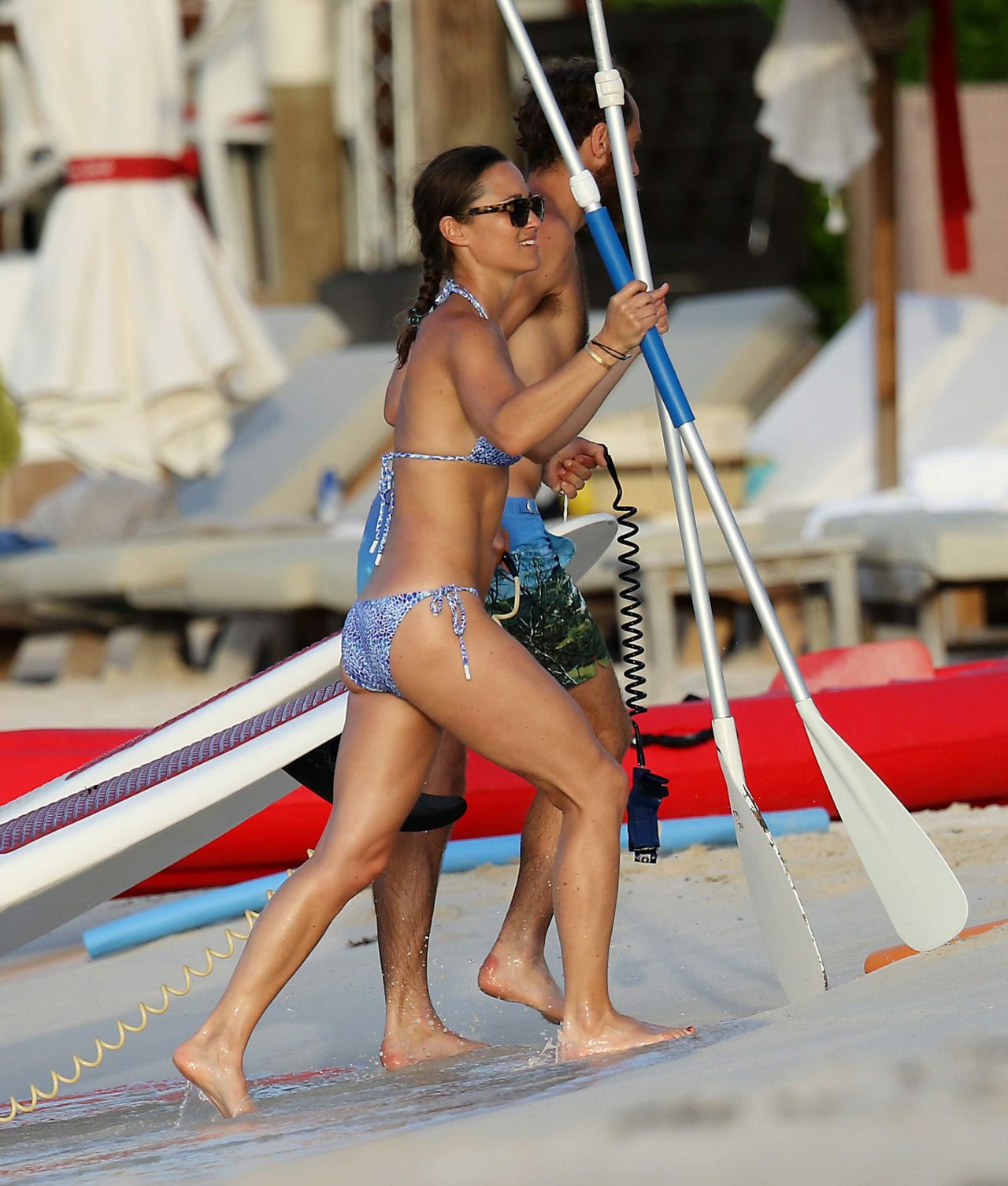 pippa-middleton-paddle-boarding-in-st-barths-august-2015_15.