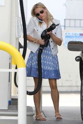 Reese Witherspoon Refueling Her Car, Brentwood, August 2015