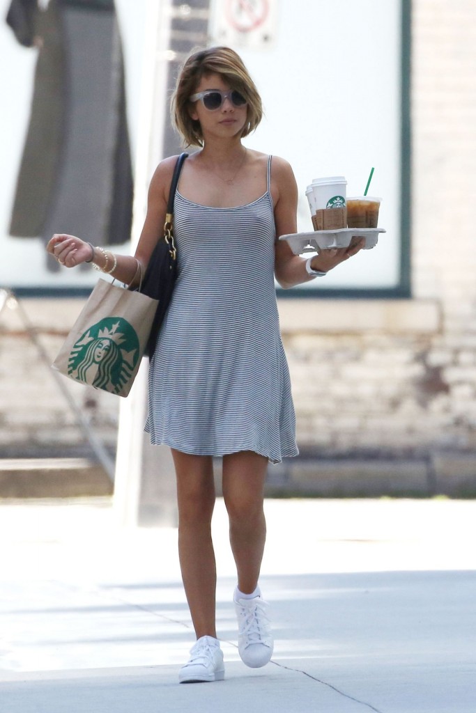 sarah-hyland-out-in-toronto-august-2015_1