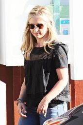 Sarah Michelle Gellar Leaving the Brentwood Country Mart in Brentwood, August 2015