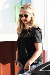 Sarah Michelle Gellar Leaving the Brentwood Country Mart in Brentwood, August 2015