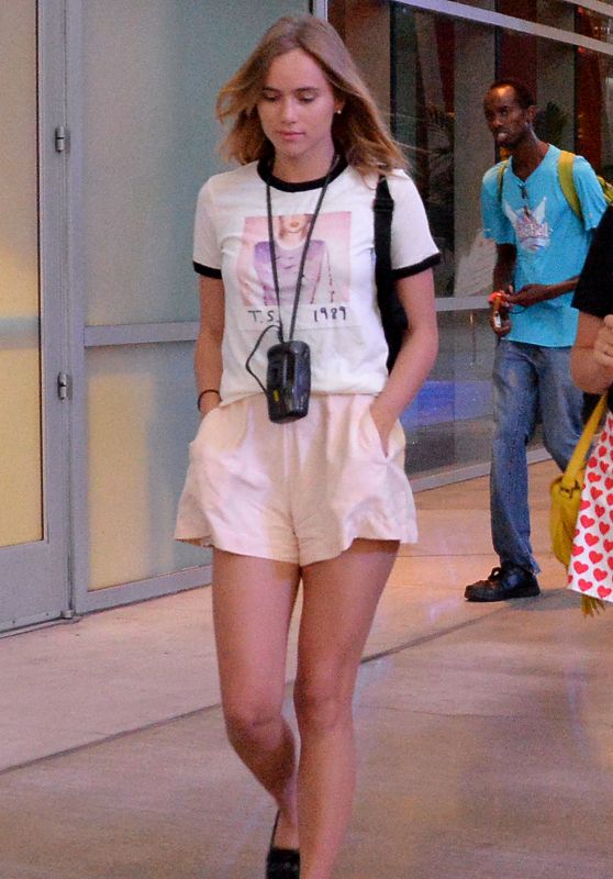 Suki Waterhouse Arriving at the Taylor Swift Concert in Los Angeles, August 2015