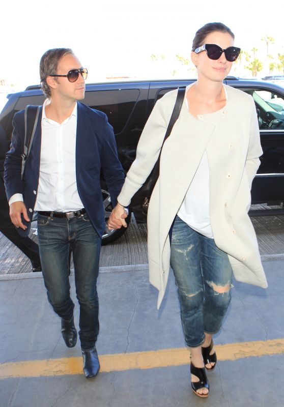 Anne Hathaway Airport Style - LAX, September 2015