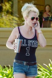 Britney Spears at Toys´R Us - Running Errands in Westlake Village ...
