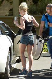 Britney Spears at Toys´R Us - Running Errands in Westlake Village, September 2015