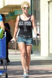 Britney Spears at Toys´R Us - Running Errands in Westlake Village, September 2015